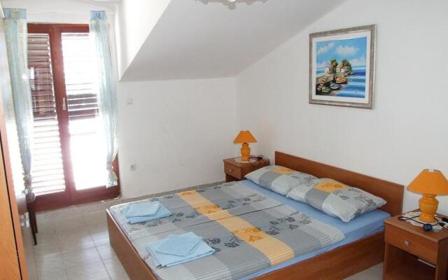 Apartments and rooms Eugenia