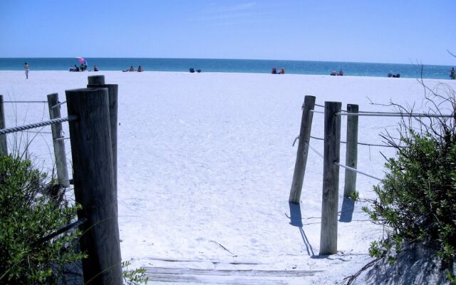 Beach Bay Breeze by Anna Maria