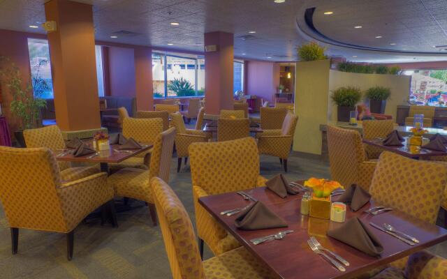 Holiday Inn Express and Suites Phoenix Midtown