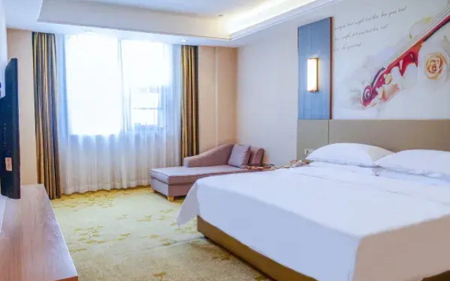 Vienna International Hotel (Xinyang Railway Station Tianrun Plaza Store)