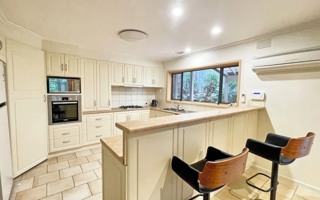 Stylish Retreat at Wheelers Hill 5BRM