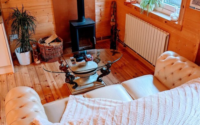 Swan Lodge With Hot Tub, Sauna and Treatments