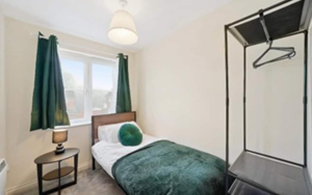 Stylish 2 bed Apt - Free Parking