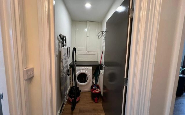 Beautiful 2b Apt in the Heart of Glastonbury.