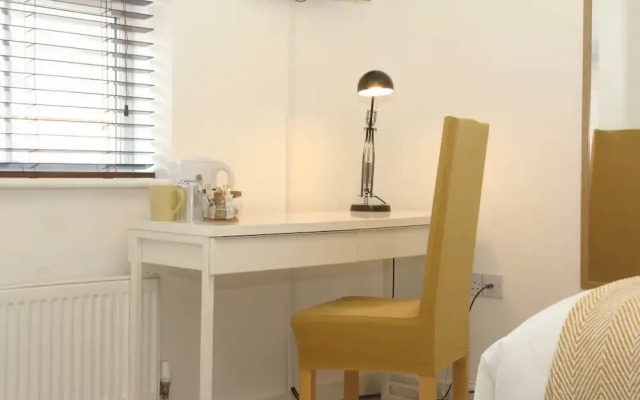 Modern 4 Bed Townhouse with Parking