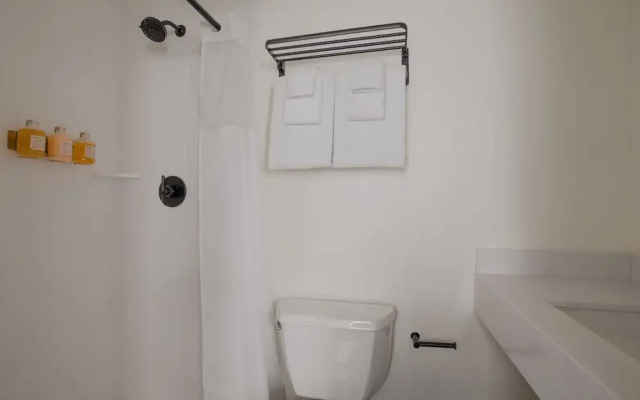 Dupont Circle Embassy Inn by FOUND