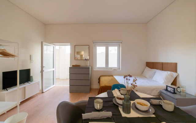 Monsanto Hill House - NO. 565 -1 E