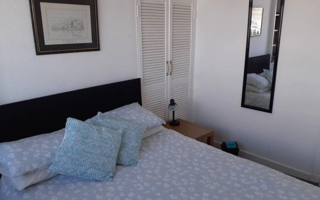Marina View, Lovely Upper 3 Bedroom Apartment