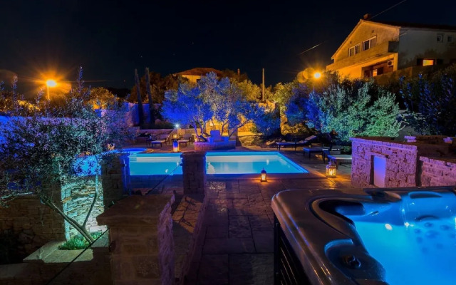 Villa in Murter With Pool