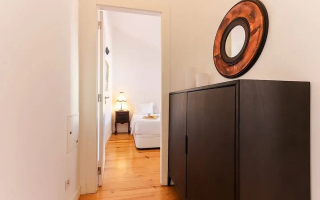 JOIVY Bold & classy 2BR home w/balcony in Baixa, moments from shopping streets