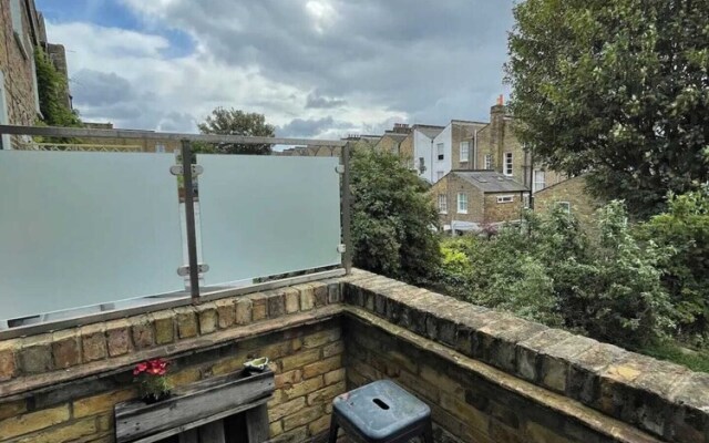 Snug 1BD Flat With Balcony - Stoke Newington