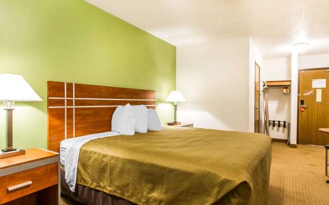 Econo Lodge & Suites