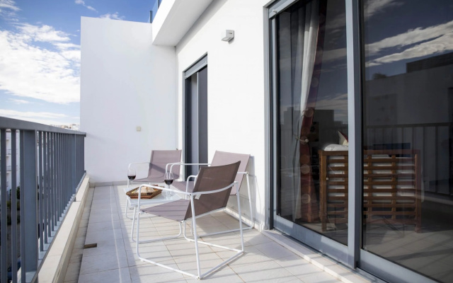 B04 - Luxury 2 Bed with Top Terrace Pool