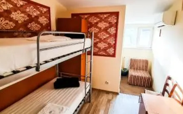 5 Stars High Hostel
