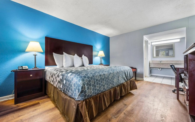Econo Lodge Inn & Suites