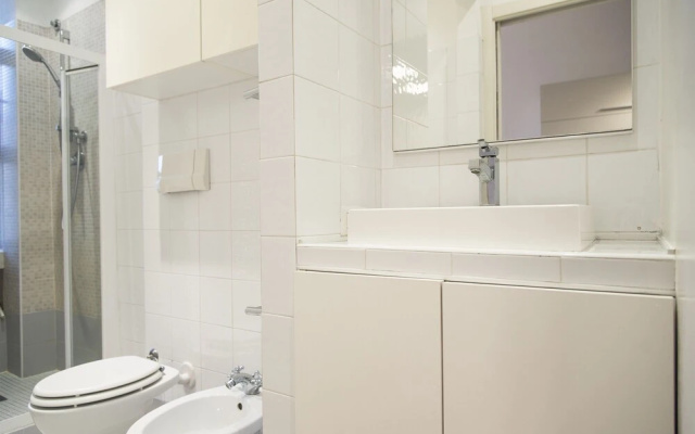 White and Clean Apartment near Metro MM1