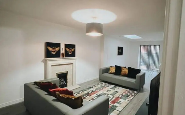 Stunning 3-bed House in Oldbury