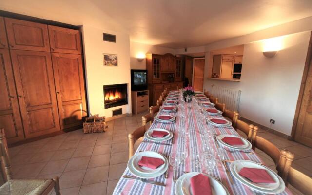 Apartment Ecureuil 200m2 Living room with fireplace