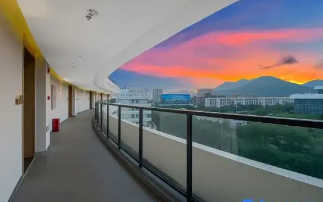 Lufeng Hotel (Sanya Yalong Bay Station)