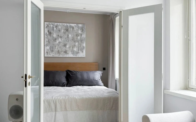 Stylish Downtown 2BR Flat with Sauna and Work Area