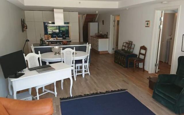 StayPlus Apt in Trendy Area Balcony