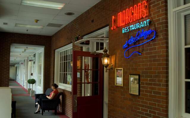 Capitol Plaza Hotel Montpelier Tapestry Collection by Hilton