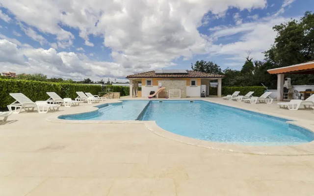 Elegant Apartment in Banjole near Fratarski Otok Island