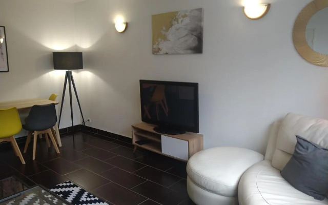 5 mn (450 m) walk Metro/La Defense/3BR/8Pers