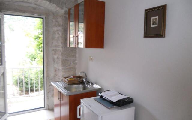 Laros Apartments