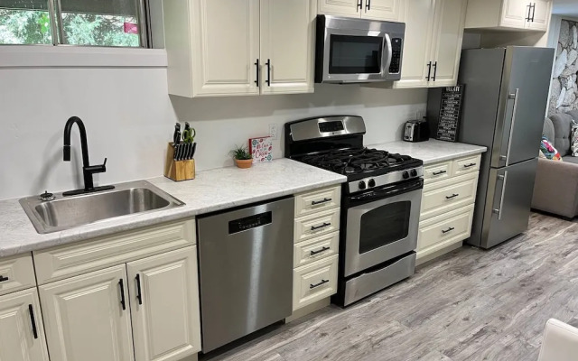 Adorable 1 Bedroom Suite With Kitchen &