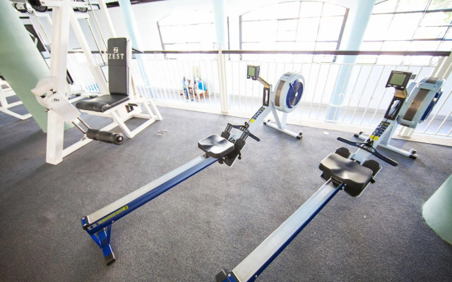 Island Club Hotel & Apartments