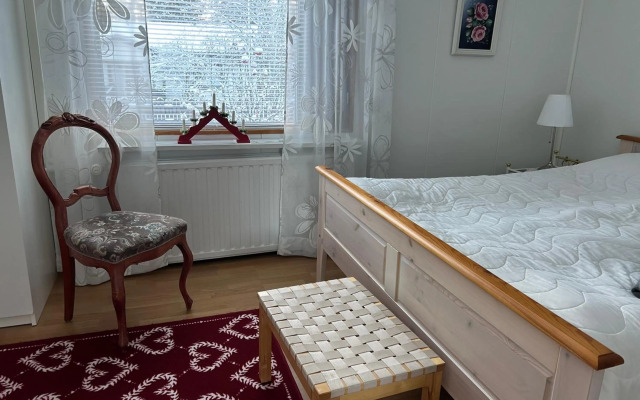 Tilava talo lähellä keskustaa