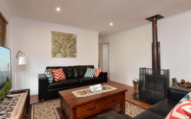 Kangaroo Cottage - cute Accom in bushland setting