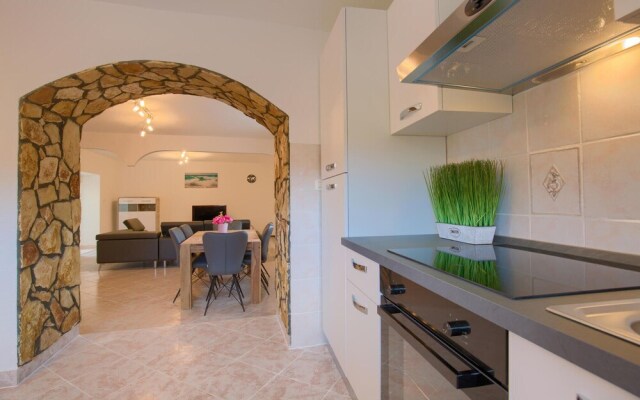 Awesome Home in Jadreski With 4 Bedrooms and Wifi