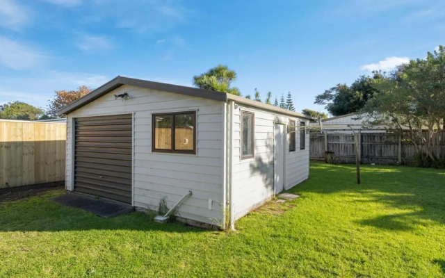 The Little Blue Bach - Waikanae Beach Holiday Home