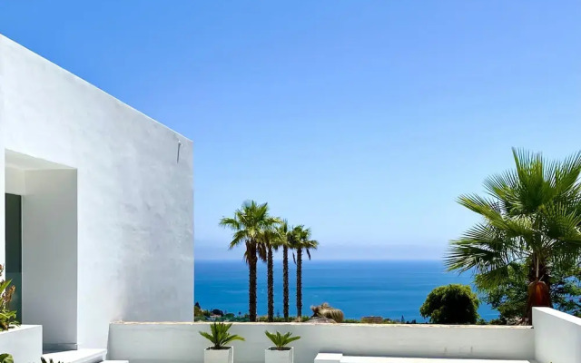 MONDRIAN Luxury Suites & Villas