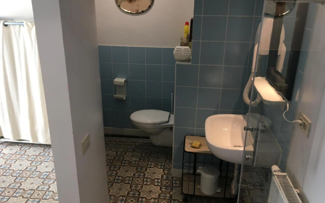 family stay Ostend 300m from beach free public Parking