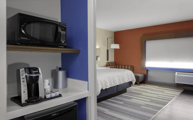 Holiday Inn Express & Suites Wilmington West Medical Park, An Ihg