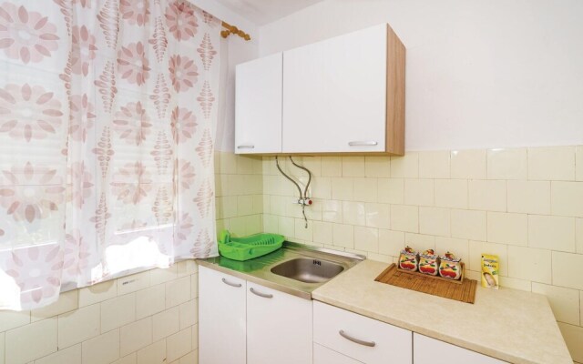 Nice Apartment in Gornji Karin With 2 Bedrooms and Wifi