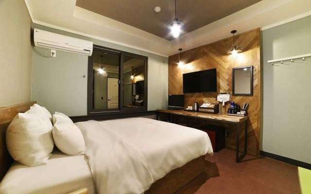 Yeosu 1st Avenue Hotel