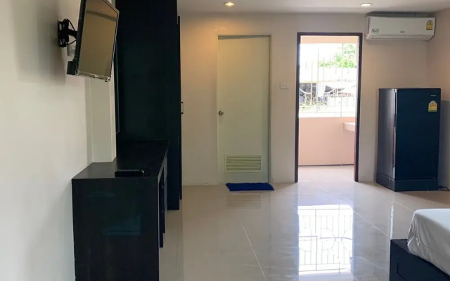 OYO 75329 Phensri Apartment