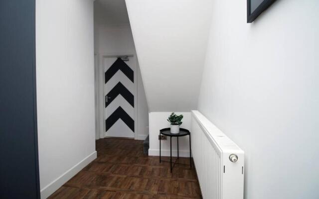 Stylish Home in Port Tennant - 4BR Free Parking!