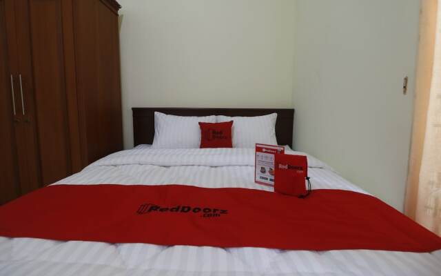 RedDoorz Plus @ Cempaka Putih Timur