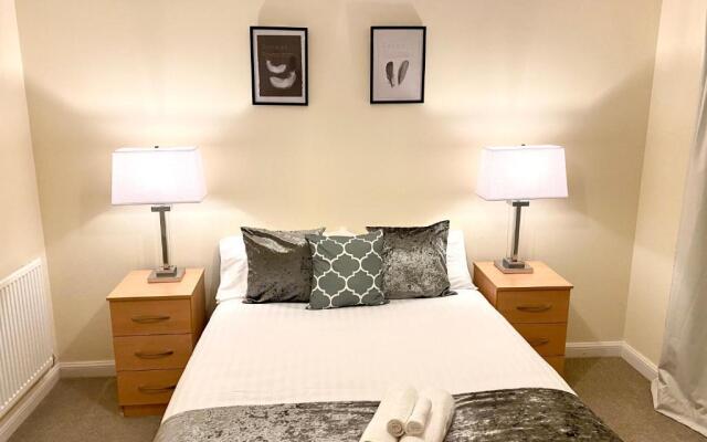Superior Two-Bed Apartment with Free Parking, CV1 Coventry