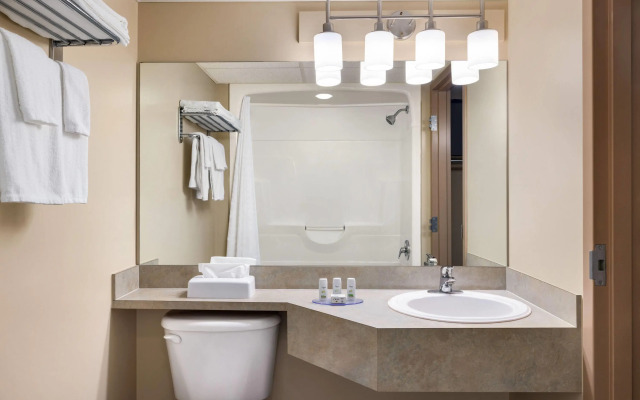 Super 8 by Wyndham Swan River MB