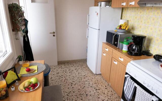 Lovely 1-bdrm condo, balconies 5 min walk to beach