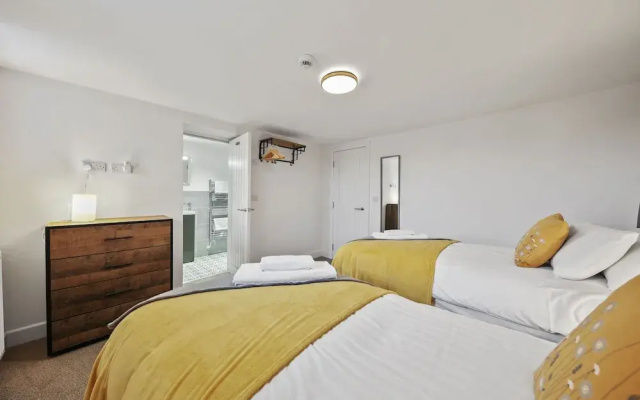 Host Stay The Staffordshire Knot