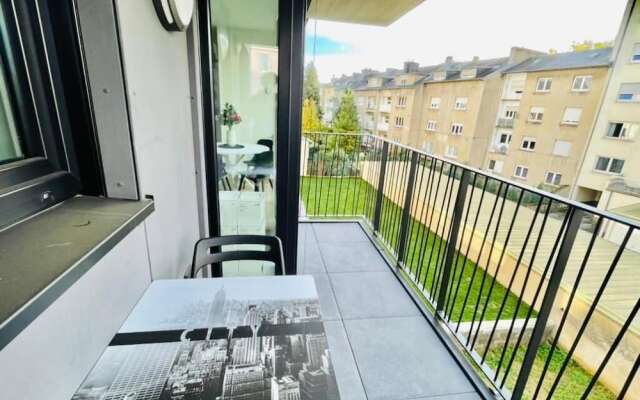 New 1 bedroom in City Center- Terrace