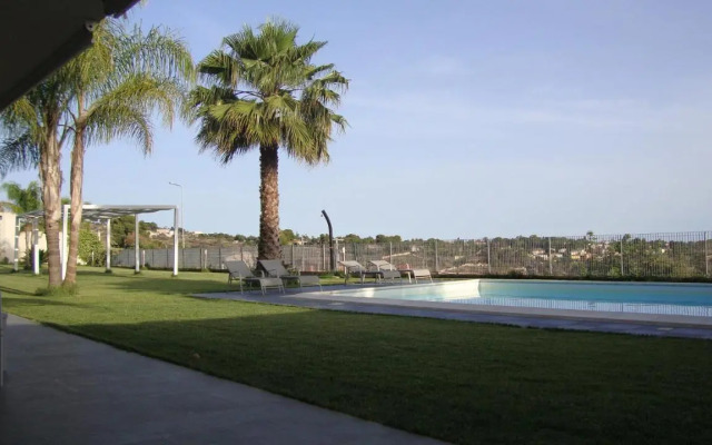 appartamento in moderna villa con piscina