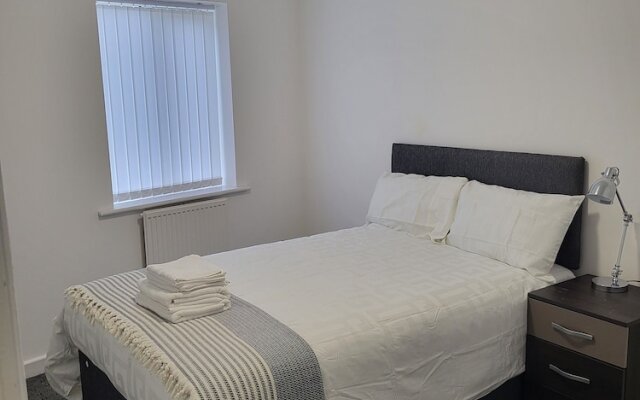 Impeccable 4-bed House in Leicester